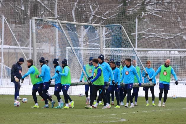 DEU, DFL, 2 FBL Hertha BSC, Training, 17 01 2024, Sportforum, Berlin, DEU, DFL, 2 FBL Hertha BSC, Training, im Bild Tortraeger, Hertha Spielerkreis DFL regulations prohibit any use of Photographs as image sequences and or quasi video Foto Juergen Engler nordphoto GmbH nordphotoxGmbHx xEngler nph00076