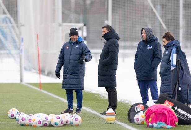 Football, Men, Season 2023 24, 2 Bundesliga, Hertha BSC, Training, f l Coach Pal Dardai Hertha BSC , Sports Director Benjamin Weber Hertha BSC , Physiotherapist Jürgen Lange Hertha BSC , Physiotherapist Anne Kaube Hertha BSC , 17 01 2024, Copyright: xSebastianxRäppold MatthiasxKochx
