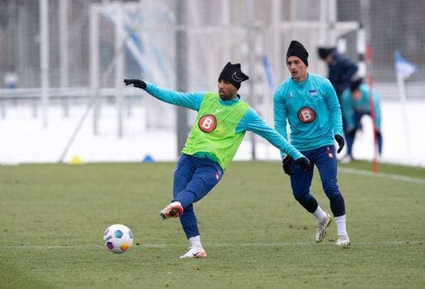 Football, Men, Season 2023 24, 2 Bundesliga, Hertha BSC, Training, v l Nader El Jindaoui Hertha BSC , Michal Karbownik Hertha BSC , 17 01 2024, Copyright: xSebastianxRäppold MatthiasxKochx