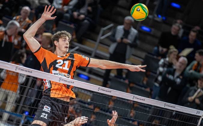 17 01 2024, Berlin, Volleyball CEV Champions League, Men, 1 Group C, 6 Round, BR Volleys vs Gas Sales Daiko Piacenza, Max Schmeling Halle Berlins Tobias Krick plays the ball over the net BR Volleys vs Gas Sales Daiko Piacenza