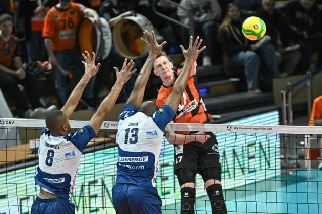 Berlin, Germany 17 January 2024 CL Volleyball 2023 2024 Berlin Recycling Volleys vs Gas Sales Bluenergy Piacenza In the picture Marek Sotola BR Volleys smashes past the block from left Ricardo Lucarelli Santos De Souza Gas Sales Daiko Piacenza , Robertlandy Simon Gas Sales Daiko Piacenza Copyright: xFotostandx xReuhlx