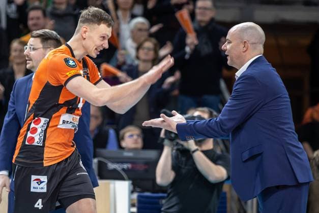 17 01 2024, Berlin, Volleyball CEV Champions League, Men, 1 Group C, Round 6, BR Volleys vs Gas Sales Daiko Piacenza, Max Schmeling Halle Berlins Timo Tammemaa l high-fives with coach Joel Banks of Berlin Volleys BR Volleys vs Gas Sales Daiko Piacenza