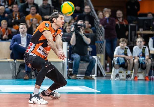 17 01 2024, Berlin, Volleyball CEV Champions League, Men, 1 Group C, 6 Round, BR Volleys vs Gas Sales Daiko Piacenza, Max Schmeling Halle Berlins Timothee Carle takes a ball BR Volleys vs Gas Sales Daiko Piacenza