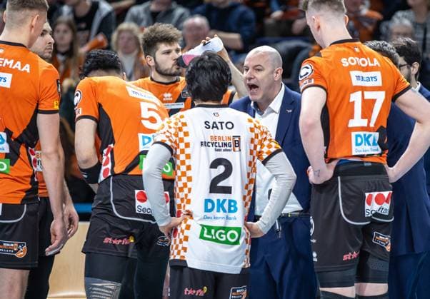 17 01 2024, Berlin, Volleyball CEV Champions League, Men, 1 Group C, 6 Round, BR Volleys vs Gas Sales Daiko Piacenza, Max Schmeling Halle Coach Joel Banks of the Berlin Volleys discusses with his team BR Volleys vs Gas Sales Daiko Piacenza