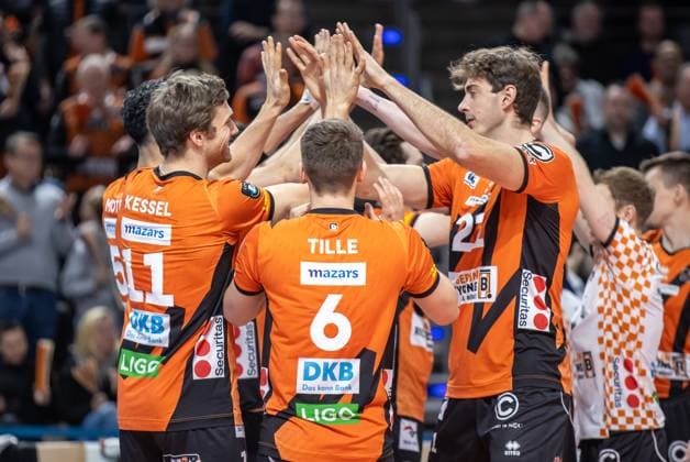 17 01 2024, Berlin, Volleyball CEV Champions League, Men, 1 Group C, Round 6, BR Volleys vs Gas Sales Daiko Piacenza, Max Schmeling Halle BR Volleys players high-five BR Volleys vs Gas Sales Daiko Piacenza
