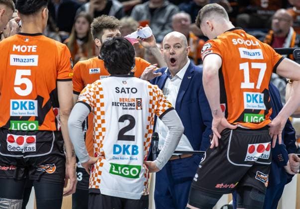 17 01 2024, Berlin, Volleyball CEV Champions League, Men, 1 Group C, 6 Round, BR Volleys vs Gas Sales Daiko Piacenza, Max Schmeling Halle Coach Joel Banks of the Berlin Volleys discusses with his team BR Volleys vs Gas Sales Daiko Piacenza
