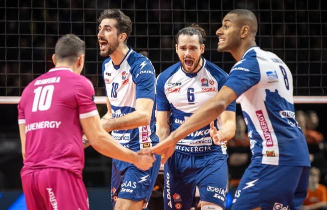 17 01 2024, Berlin, Volleyball CEV Champions League, Men, 1 Group C, Round 6, BR Volleys vs Gas Sales Daiko Piacenza, Max Schmeling Halle Libero Leonardo Scanferla l r , Edoardo Caneschi, Antoine Arthur Brizard and Ricardo Lucarelli Santos de Souza of Gas Sales Daiko Piacenza cheer after a point BR Volleys vs Gas Sales Daiko Piacenza