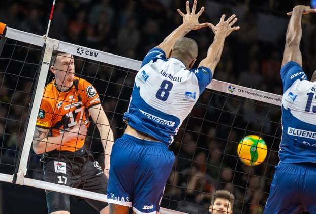 17 01 2024, Berlin, Volleyball CEV Champions League, Men, 1 Group C, 6 Round, BR Volleys vs Gas Sales Daiko Piacenza, Max Schmeling Halle Berlins Marek Sotola l plays the ball against Ricardo Lucarelli Santos de Souza of Gas Sales Daiko Piacenza BR Volleys vs Gas Sales Daiko Piacenza