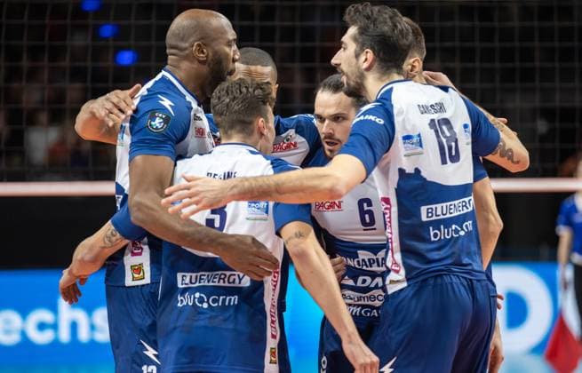 17 01 2024, Berlin, Volleyball CEV Champions League, Men, 1 Group C, Round 6, BR Volleys vs Gas Sales Daiko Piacenza, Max Schmeling Halle Players of Gas Sales Daiko Piacenza cheer after a point BR Volleys vs Gas Sales Daiko Piacenza