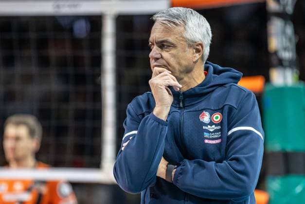 17 01 2024, Berlin, Volleyball CEV Champions League, Men, 1 Group C, 6 Round, BR Volleys vs Gas Sales Daiko Piacenza, Max Schmeling Halle Headcoach Andrea Anastasi of Gas Sales Daiko Piacenza follows the match BR Volleys vs Gas Sales Daiko Piacenza