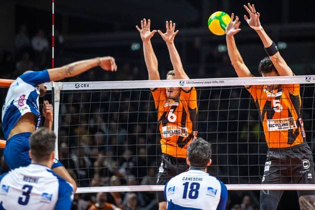 17 01 2024, Berlin, Volleyball CEV Champions League, Men, 1 Group C, Round 6, BR Volleys vs Gas Sales Daiko Piacenza, Max Schmeling Halle Ricardo Lucarelli Santos de Souza of Gas Sales Daiko Piacenza l r plays the ball through Berlins block of Johannes Tille and Nehemiah Mote BR Volleys vs Gas Sales Daiko Piacenza