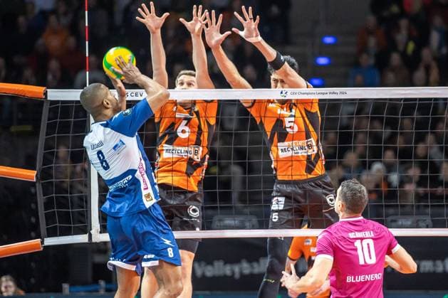 17 01 2024, Berlin, Volleyball CEV Champions League, Men, 1 Group C, Round 6, BR Volleys vs Gas Sales Daiko Piacenza, Max Schmeling Halle Ricardo Lucarelli Santos de Souza l r of Gas Sales Daiko Piacenza plays the ball against Berlins block of Johannes Tille and Nehemiah Mote BR Volleys vs Gas Sales Daiko Piacenza