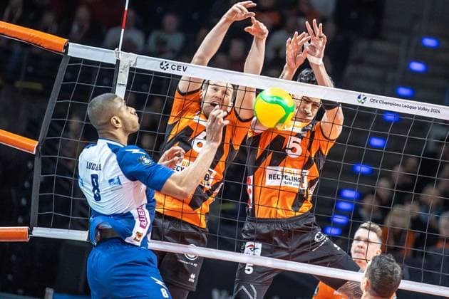 17 01 2024, Berlin, Volleyball CEV Champions League, Men, 1 Group C, Round 6, BR Volleys vs Gas Sales Daiko Piacenza, Max Schmeling Halle Ricardo Lucarelli Santos de Souza l r of Gas Sales Daiko Piacenza plays the ball against Berlins block of Johannes Tille and Nehemiah Mote BR Volleys vs Gas Sales Daiko Piacenza