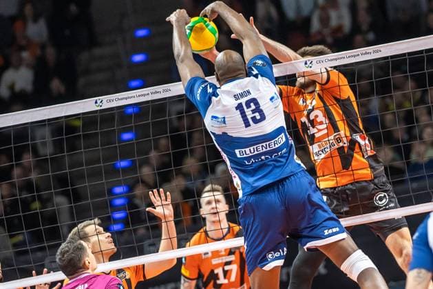 17 01 2024, Berlin, Volleyball CEV Champions League, Men, 1 Group C, 6 Round, BR Volleys vs Gas Sales Daiko Piacenza, Max Schmeling Halle Berlins Ruben Schott r plays the ball against Robertlandy Simon Aties from Gas Sales Daiko Piacenza BR Volleys vs Gas Sales Daiko Piacenza