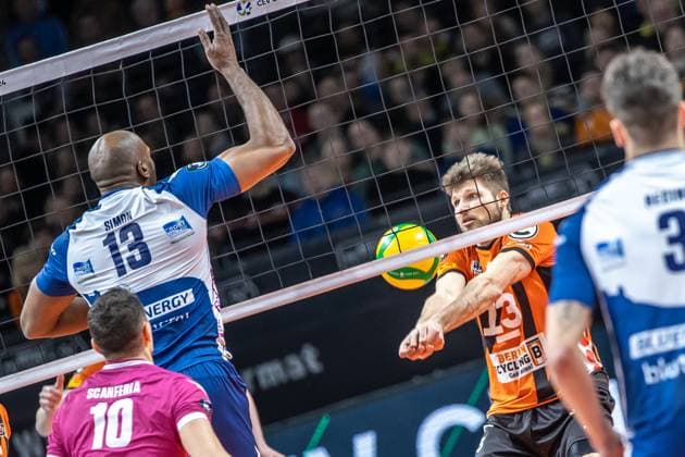 17 01 2024, Berlin, Volleyball CEV Champions League, Men, 1 Group C, 6 Round, BR Volleys vs Gas Sales Daiko Piacenza, Max Schmeling Halle Berlins Ruben Schott r plays the ball against Robertlandy Simon Aties from Gas Sales Daiko Piacenza BR Volleys vs Gas Sales Daiko Piacenza