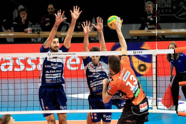 DEU, European Cup, BR Volleys vs Piacenza, 17 01 2024, Max Schmeling Halle, Berlin, DEU, European Cup, BR Volleys vs Piacenza, in the picture Ruben Schott BR Volleys 13 , Edoardo Caneschi Piacenza 18 , Francesco Recine Piacenza 3 Photo Juergen Engler nordphoto GmbH nordphotoxGmbHx xEngler nph00076