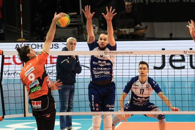 DEU, European Cup, BR Volleys vs Piacenza, 17 01 2024, Max Schmeling Halle, Berlin, DEU, European Cup, BR Volleys vs Piacenza, in the picture Timothee Carle BR Volleys 9 , Antoine Brizard Piacenza 6 , Yuri Romano Piacenza 17 Photo Juergen Engler nordphoto GmbH nordphotoxGmbHx xEngler nph00076
