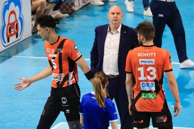 DEU, European Cup, BR Volleys vs Piacenza, 17 01 2024, Max Schmeling Halle, Berlin, DEU, European Cup, BR Volleys vs Piacenza, in the picture coach Joel Banks BR Volleys , Neheimjah Mote BR Volleys 5 , Ruben Schott BR Volleys 13 Photo Juergen Engler nordphoto GmbH nordphotoxGmbHx xEngler nph00076