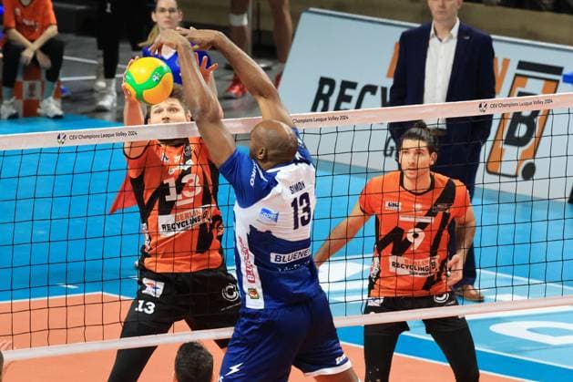 DEU, European Cup, BR Volleys vs Piacenza, 17 01 2024, Max Schmeling Halle, Berlin, DEU, European Cup, BR Volleys vs Piacenza, in the picture Ruben Schott BR Volleys 13 , Timothee Carle BR Volleys 9 , Robertlandy Simon Aties Piacenza 13 Photo Juergen Engler nordphoto GmbH nordphotoxGmbHx xEngler nph00076