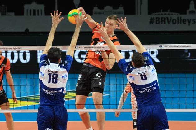 DEU, European Cup, BR Volleys vs Piacenza, 17 01 2024, Max Schmeling Halle, Berlin, DEU, European Cup, BR Volleys vs Piacenza, in the picture Timo Tammemaa BR Volleys 4 , Edoardo Caneschi Piacenza 18 , Antoine Brizard Piacenza 6 Photo Juergen Engler nordphoto GmbH nordphotoxGmbHx xEngler nph00076