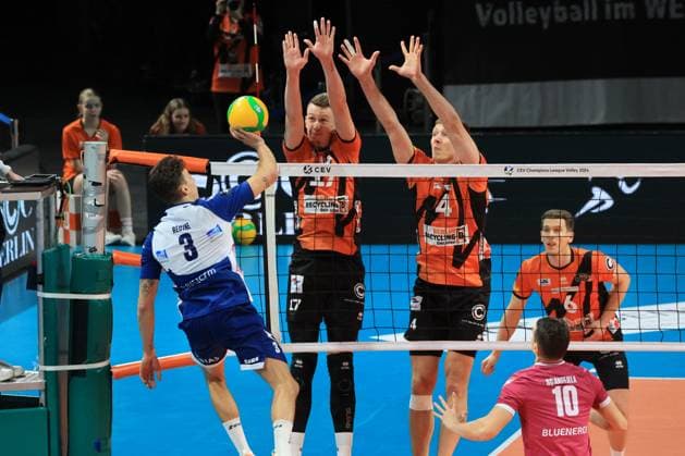 DEU, European Cup, BR Volleys vs Piacenza, 17 01 2024, Max Schmeling Halle, Berlin, DEU, European Cup, BR Volleys vs Piacenza, in the picture Marek Sotola BR Volleys 17 , Timo Tammemaa BR Volleys 4 , Francesco Recine Piacenza 3 Photo Juergen Engler nordphoto GmbH nordphotoxGmbHx xEngler nph00076