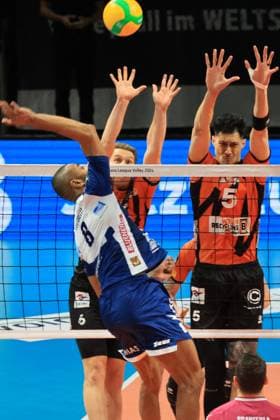 DEU, European Cup, BR Volleys vs Piacenza, 17 01 2024, Max Schmeling Halle, Berlin, DEU, European Cup, BR Volleys vs Piacenza, in the picture Johannes Tille BR Volleys 6 , Neheimjah Mote BR Volleys 5 , Ricardo Lucarelli Piacenza 8 Photo Juergen Engler nordphoto GmbH nordphotoxGmbHx xEngler nph00076