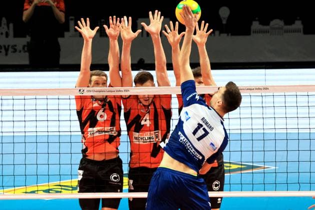 DEU, European Cup, BR Volleys vs Piacenza, 17 01 2024, Max Schmeling Halle, Berlin, DEU, European Cup, BR Volleys vs Piacenza, in the picture Johannes Tille BR Volleys 6 , Timo Tammemaa BR Volleys 4 , Ruben Schott BR Volleys 13 , Yuri Romano Piacenza 17 Photo Juergen Engler nordphoto GmbH nordphotoxGmbHx xEngler nph00076