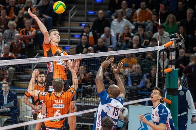 17 01 2024, Berlin, Volleyball CEV Champions League, Men, 1 Group C, 6 Round, BR Volleys vs Gas Sales Daiko Piacenza, Max Schmeling Halle Berlins Timo Tammemaa l plays the ball over the net BR Volleys vs Gas Sales Daiko Piacenza