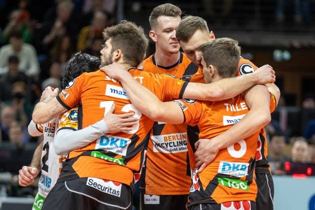 17 01 2024, Berlin, Volleyball CEV Champions League, Men, 1 Group C, Round 6, BR Volleys vs Gas Sales Daiko Piacenza, Max Schmeling Halle Berlin Volleys players cheer after a point BR Volleys vs Gas Sales Daiko Piacenza