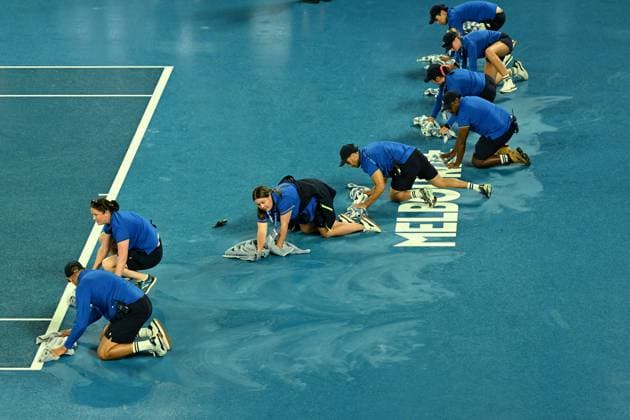 TENNIS AUSTRALIAN OPEN, Play is suspended due to rain during Iga Swiatek of Poland?s 2nd round match against Danielle Collins of the USA on Rod Laver Arena on Day 5 of the 2024 Australian Open at Melbourne Park in Melbourne, Thursday, January 18, 2024. ( NO ARCHIVING, EDITORIAL USE ONLY, NO USE IN BOOKS WITHOUT CONSENT MELBOURNE VICTORIA AUSTRALIA  Copyright: xLUKASxCOCHx 20240118001890429406