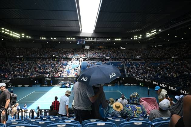 TENNIS AUSTRALIAN OPEN, Play is suspended as the roof is closed due to rain during Iga Swiatek of Poland?s 2nd round match against Danielle Collins of the USA on Rod Laver Arena on Day 5 of the 2024 Australian Open at Melbourne Park in Melbourne, Thursday, January 18, 2024. ( NO ARCHIVING, EDITORIAL USE ONLY, NO USE IN BOOKS WITHOUT CONSENT MELBOURNE VICTORIA AUSTRALIA  Copyright: xLUKASxCOCHx 20240118001890429594