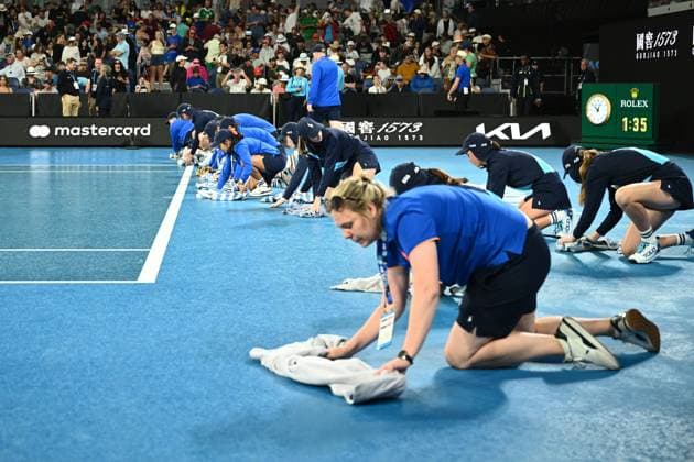 TENNIS AUSTRALIAN OPEN, Play is suspended due to rain during the Alexander Zverev of Germany 2nd round match against Lukas Klein of Slovakia on John Cain Arena on Day 5 of the 2024 Australian Open at Melbourne Park in Melbourne, Thursday, January 18, 2024. ( NO ARCHIVING, EDITORIAL USE ONLY, NO USE IN BOOKS WITHOUT CONSENT MELBOURNE VICTORIA AUSTRALIA  Copyright: xJOELxCARRETTx 20240118001890430185