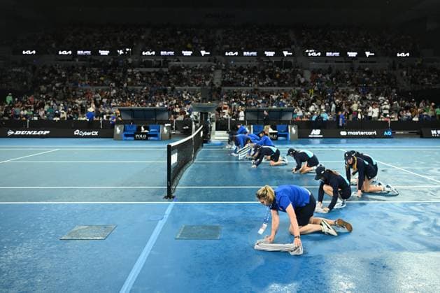 TENNIS AUSTRALIAN OPEN, Play is suspended due to rain during the Alexander Zverev of Germany 2nd round match against Lukas Klein of Slovakia on John Cain Arena on Day 5 of the 2024 Australian Open at Melbourne Park in Melbourne, Thursday, January 18, 2024. ( NO ARCHIVING, EDITORIAL USE ONLY, NO USE IN BOOKS WITHOUT CONSENT MELBOURNE VICTORIA AUSTRALIA  Copyright: xJOELxCARRETTx 20240118001890430218