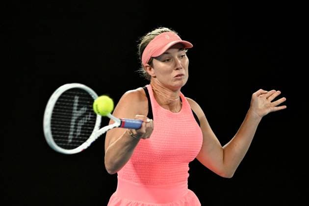 TENNIS AUSTRALIAN OPEN, Danielle Collins of the USA in action during her 2nd round match against Iga Swiatek of Poland on Day 5 of the 2024 Australian Open at Melbourne Park in Melbourne, Thursday, January 18, 2024. ( NO ARCHIVING, EDITORIAL USE ONLY, NO USE IN BOOKS WITHOUT CONSENT MELBOURNE VICTORIA AUSTRALIA  Copyright: xLUKASxCOCHx 20240118001890436313