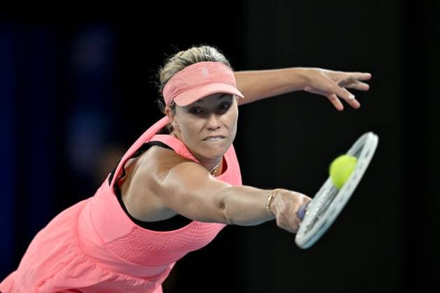 Sport Themen der Woche KW03 Sport Bilder des Tages TENNIS AUSTRALIAN OPEN, Danielle Collins of the USA in action during her 2nd round match against Iga Swiatek of Poland on Day 5 of the 2024 Australian Open at Melbourne Park in Melbourne, Thursday, January 18, 2024. ( NO ARCHIVING, EDITORIAL USE ONLY, NO USE IN BOOKS WITHOUT CONSENT MELBOURNE VICTORIA AUSTRALIA  Copyright: xLUKASxCOCHx 20240118001890437404