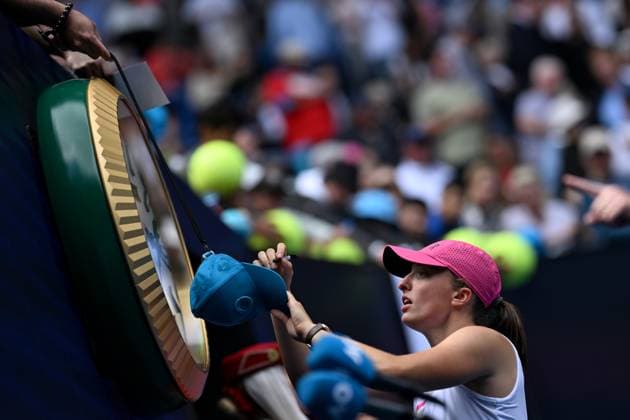 TENNIS AUSTRALIAN OPEN, Iga Swiatek of Poland signs autographs for fans following her 2nd round win over Danielle Collins of the USA on Day 5 of the 2024 Australian Open at Melbourne Park in Melbourne, Thursday, January 18, 2024. ( NO ARCHIVING, EDITORIAL USE ONLY, NO USE IN BOOKS WITHOUT CONSENT MELBOURNE VICTORIA AUSTRALIA  Copyright: xJAMESxROSSx 20240118001890467303
