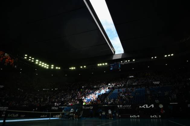 Sport Bilder des Tages The roof of Rod Laver Arena is closed due to rain during the second round match between Danielle Collins (USA) and Iga Swiatek (POL) Australian Open, Day Five, Tennis, Melbourne Park, Melbourne, Australia - 18 Jan 2024  Copyright: xJamesxGourley Shutterstockx 14305233as