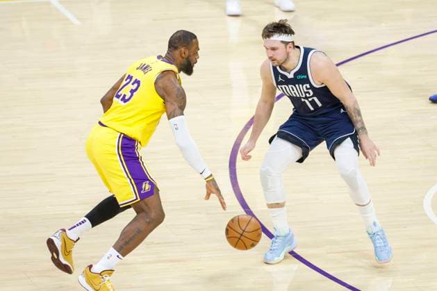 NBA, Basketball Herren, USA Los Angeles Lakers Vs Dallas Mavericks in US - 17 Jan 2024 Los Angeles Lakers LeBron James (L) and Dallas Mavericks Luka Doncic (R) seen in action during the NBA basketball game between Los Angeles Lakers and Dallas Mavericks at Crypto.com Arena. Final score; Los Angeles Lakers 127:110 Dallas Mavericks. Los Angeles United States Copyright: xRingoxChiux xSOPAxImagesx 20240117RC.Lakers080