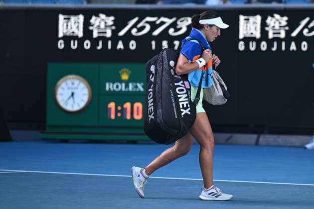 TENNIS AUSTRALIAN OPEN, Jessica Pegula of the USA leaves the court following her loss to Clara Burel of France in the 2nd round on Day 5 of the 2024 Australian Open at Melbourne Park in Melbourne, Thursday, January 18, 2024. ( NO ARCHIVING, EDITORIAL USE ONLY, NO USE IN BOOKS WITHOUT CONSENT MELBOURNE VICTORIA AUSTRALIA  Copyright: xLUKASxCOCHx 20240118001890493603