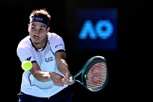 TENNIS AUSTRALIAN OPEN, Lorenzo Sonego of Italy in action during his 2nd round match against Carlos Alcaraz of Spain on Day 5 of the 2024 Australian Open at Melbourne Park in Melbourne, Thursday, January 18, 2024. ( NO ARCHIVING, EDITORIAL USE ONLY, NO USE IN BOOKS WITHOUT CONSENT MELBOURNE VICTORIA AUSTRALIA  Copyright: xJAMESxROSSx 20240118001890504121