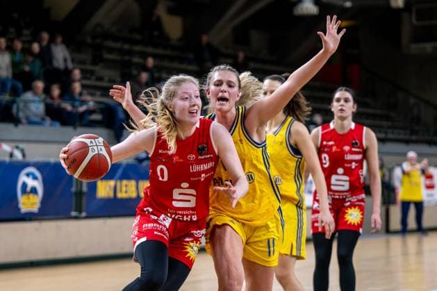 Basketball Berlin 17.01.2024 Saison 2023 2024 1. Bundesliga DBBL Alba Berlin - Giro Live Panthers Osnabrück Frieda Bühner (Osnabrück, No.00) Nina Rosemeyer (Alba, No.11) *** Basketball Berlin 17 01 2024 Season 2023 2024 1 Bundesliga DBBL Alba Berlin Giro Live Panthers Osnabrück Frieda Bühner Osnabrück, No 00 Nina Rosemeyer Alba, No 11