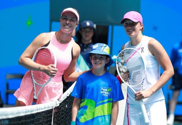 (240118) -- MELBOURNE, Jan. 18, 2024 -- Iga Swiatek (R) of Poland and Danielle Collins of the United States pose for photos before their women s singles 2nd round match at Australian Open tennis tournament in Melbourne, Australia, Jan. 18, 2024. ) (SP)AUSTRALIA-MELBOURNE-TENNIS-AUSTRALIAN OPEN MaxPing 