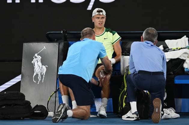 TENNIS AUSTRALIAN OPEN, Holger Rune of Denmark takes a medical time out during his 2nd round match against Athur Cazaux of France on Day 5 of the 2024 Australian Open at Melbourne Park in Melbourne, Thursday, January 18, 2024. ( NO ARCHIVING, EDITORIAL USE ONLY, NO USE IN BOOKS WITHOUT CONSENT MELBOURNE VICTORIA AUSTRALIA  Copyright: xLUKASxCOCHx 20240118001890548879