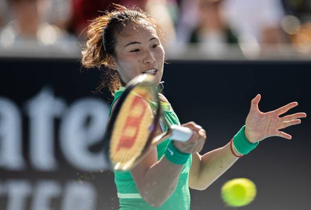 (240118) -- MELBOURNE, Jan. 18, 2024 -- Zheng Qinwen of China hits a return during the women s singles second round match between Zheng Qinwen of China and Katie Boulter of Britain at the Australian Open tennis tournament in Melbourne, Australia on Jan. 18, 2024. (Photo by Xinhua) (SP)AUSTRALIA-MELBOURNE-TENNIS-AUSTRALIAN OPEN HuxJingchen 