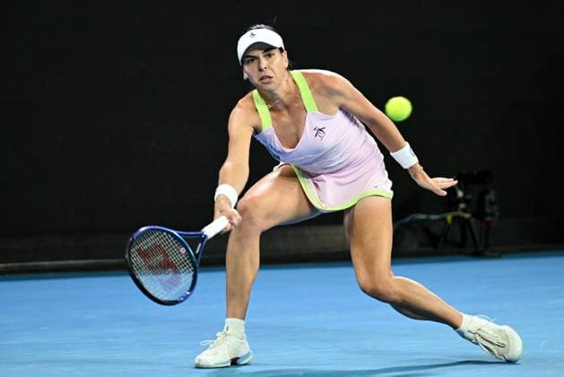TENNIS AUSTRALIAN OPEN, Ajla Tomljanovic of Australia in action during her 2nd round match against Jelena Ostapenko of Latvia on Day 5 of the 2024 Australian Open at Melbourne Park in Melbourne, Thursday, January 18, 2024. ( NO ARCHIVING, EDITORIAL USE ONLY, NO USE IN BOOKS WITHOUT CONSENT MELBOURNE VICTORIA AUSTRALIA  Copyright: xJOELxCARRETTx 20240118001890581498