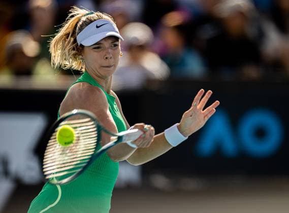 (240118) -- MELBOURNE, Jan. 18, 2024 -- Katie Boulter of Britain hits a return during the women s singles second round match between Zheng Qinwen of China and Katie Boulter of Britain at the Australian Open tennis tournament in Melbourne, Australia on Jan. 18, 2024. (Photo by Xinhua) (SP)AUSTRALIA-MELBOURNE-TENNIS-AUSTRALIAN OPEN HuxJingchen 