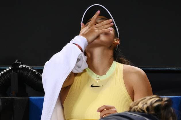 Emma Raducanu (GBR) receives medical treatment during her second round match Australian Open, Day Five, Tennis, Melbourne Park, Melbourne, Australia - 18 Jan 2024  Copyright: xJamesxGourley Shutterstockx 14305075ek