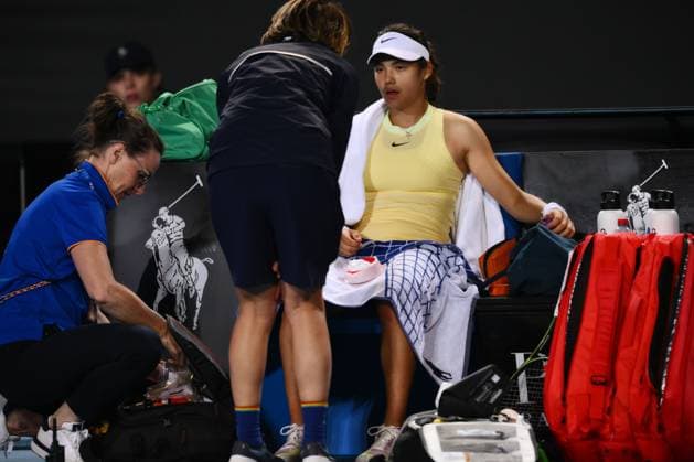 Emma Raducanu (GBR) receives medical treatment during her second round match Australian Open, Day Five, Tennis, Melbourne Park, Melbourne, Australia - 18 Jan 2024  Copyright: xJamesxGourley Shutterstockx 14305075ej