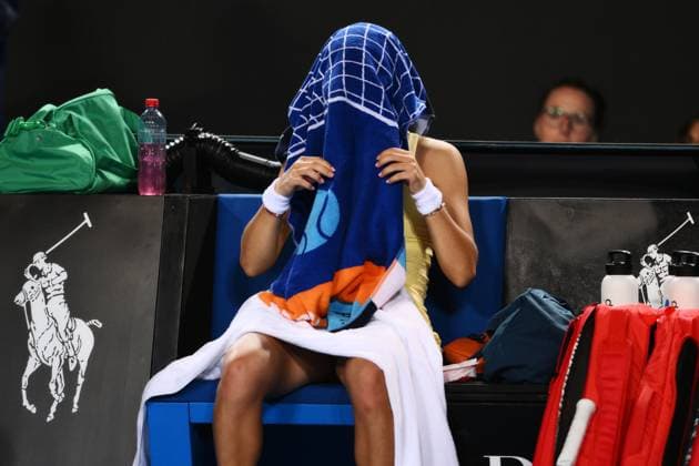 Emma Raducanu (GBR) puts a towel over her head in the changeover during her second round match Australian Open, Day Five, Tennis, Melbourne Park, Melbourne, Australia - 18 Jan 2024  Copyright: xJamesxGourley Shutterstockx 14305075es