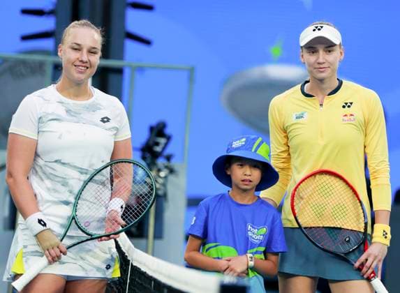 (240118) -- MELBOURNE, Jan. 18, 2024 -- Elena Rybakina (R) of Kazakhstan and Anna Blinkova (L) of Russia pose for photos before the women s singles second round match at the Australian Open tennis tournament in Melbourne, Australia, Jan. 18, 2024. ) (SP)AUSTRALIA-MELBOURNE-TENNIS-AUSTRALIAN OPEN MaxPing 